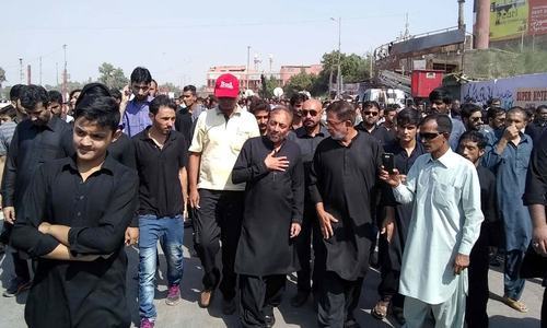 ایم کیو ایم پاکستان کے رہنما فاروق ستار جلوس میں شریک ہیں&mdash; فوٹو: پی پی آئی