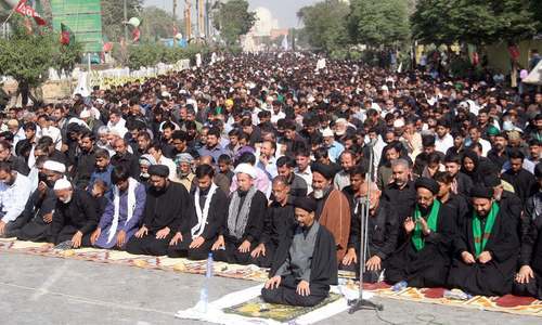 ایم اے جناح روڈ پر جلوس کے دوران نماز ادا کی گئی &mdash; فوٹو : آن لائن