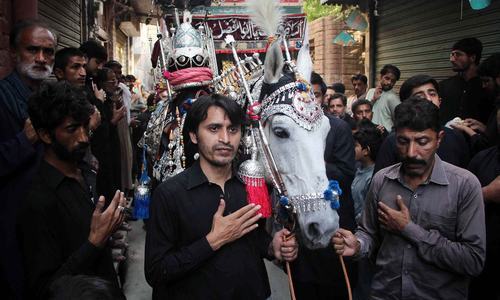 ملتان میں عزاداروں کے جلوس کا ایک منظر &mdash; فوٹو : پی پی آئی