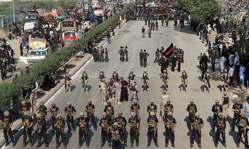 جلوس کے راستوں پر سیکیورٹی کے سخت انتظامات کیے گیے تھے &mdash; فوٹو : آن لائن