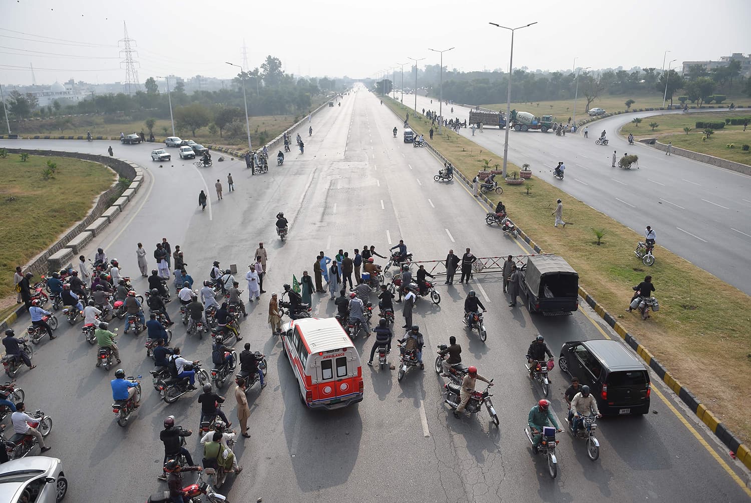 TLP supporters block commuters on the Islamabad Highway after the Supreme Court decision to overturn the conviction of Christian woman Asia Bibi in Islamabad on October 31, 2018. ─ AFP