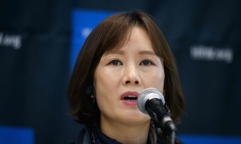 نیو کوریا ویمز یونین کی صدر لی سو یون ایک کانفرنس میں خواتین کے ساتھ سلوک پر تفصیل بتاتے ہوئے&mdash;فوٹو:اے ایف پی