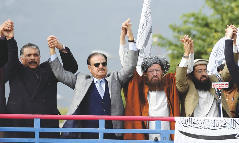 ISLAMABAD: Maulana Samiul Haq, former Inter-Services Intelligence chief Hamid Gul and Pakistan Muslim League leader Ijazul Haq join hands during a Kashmir Solidarity Day rally in 2014.—White Star