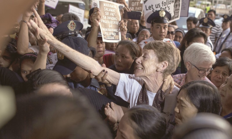 MANILA: Supporters surround Australian nun Patricia Fox upon her arrival at Manila airport for return home.—AFP MANILA: Supporters surround Australian nun Patricia Fox upon her arrival at Manila airport for return home.—AFP
