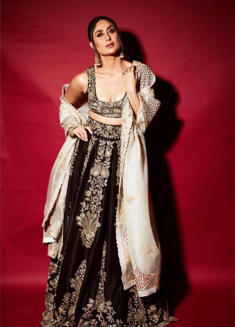 بیبو نے تقریب میں سیاہ اور سنہری رنگ کے جوڑے کا انتخاب کیا &mdash;فوٹو/ انسٹاگرام