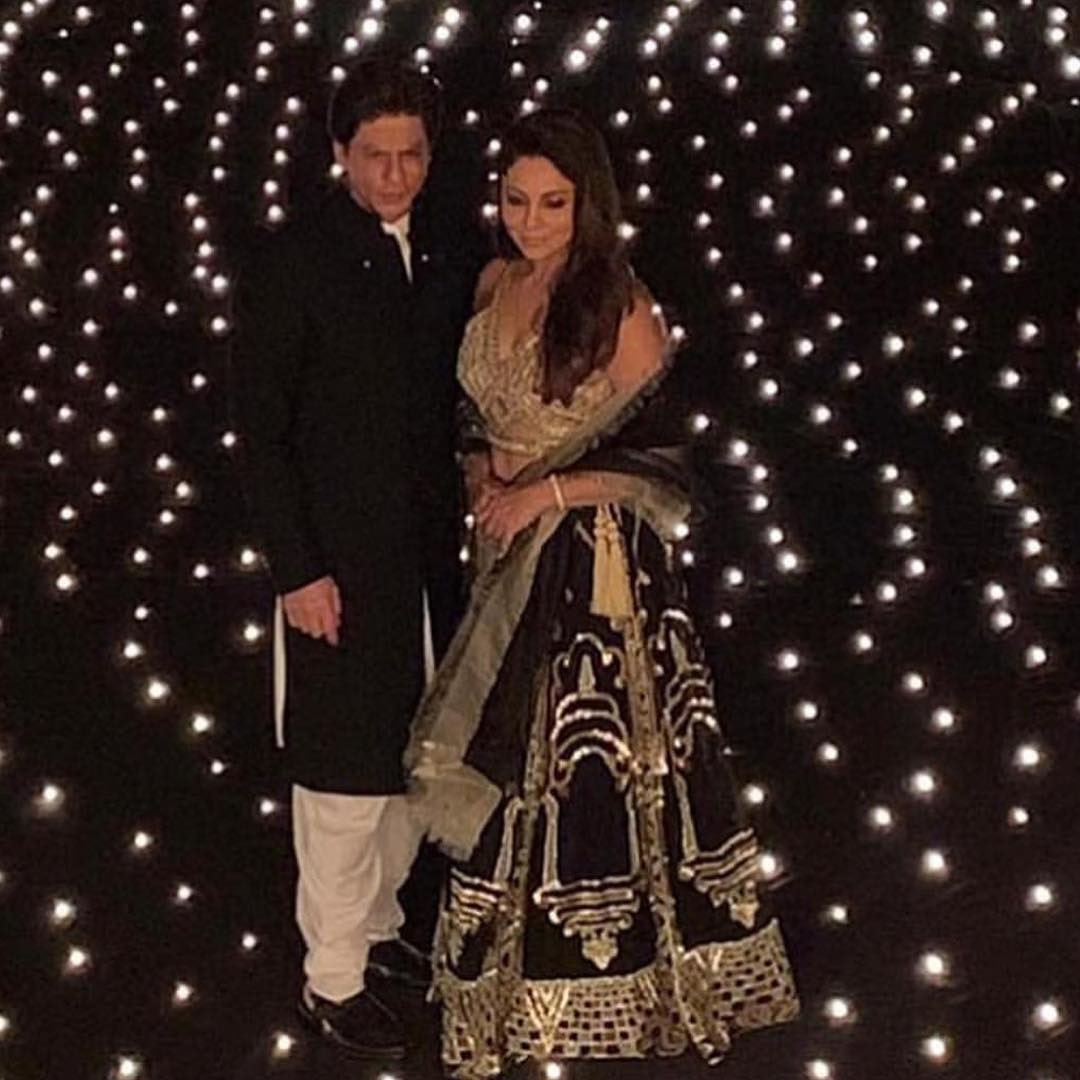 تقریب کے میزبان شاہ رخ خان اور اہلیہ گوری خان نے دیوالی پارٹی کی تمام تر توجہ سمیٹ لی &mdash;فوٹو/ انسٹاگرام