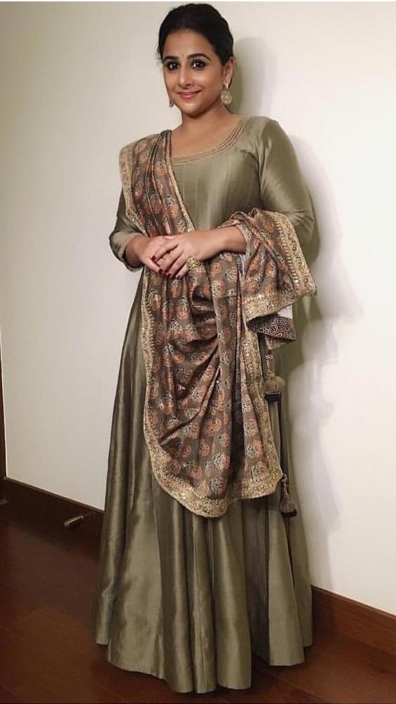 ودیا بالن ہمیشہ کی طرح ساڑھی میں نظر آنے کے بجائے انارکلی فراک میں جلوہ گر ہوئیں&mdash;فوٹو/ انسٹاگرام