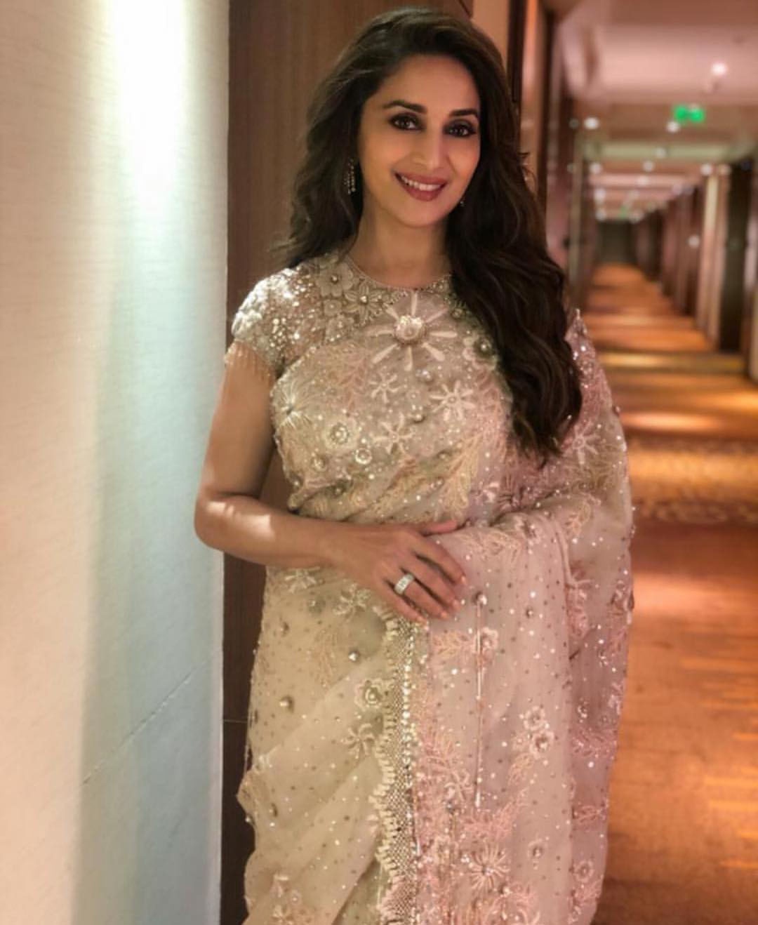 مادھوری ڈکشٹ نے خوبصورت ساڑھی زیب تن کی &mdash;فوٹو/ انسٹاگرام