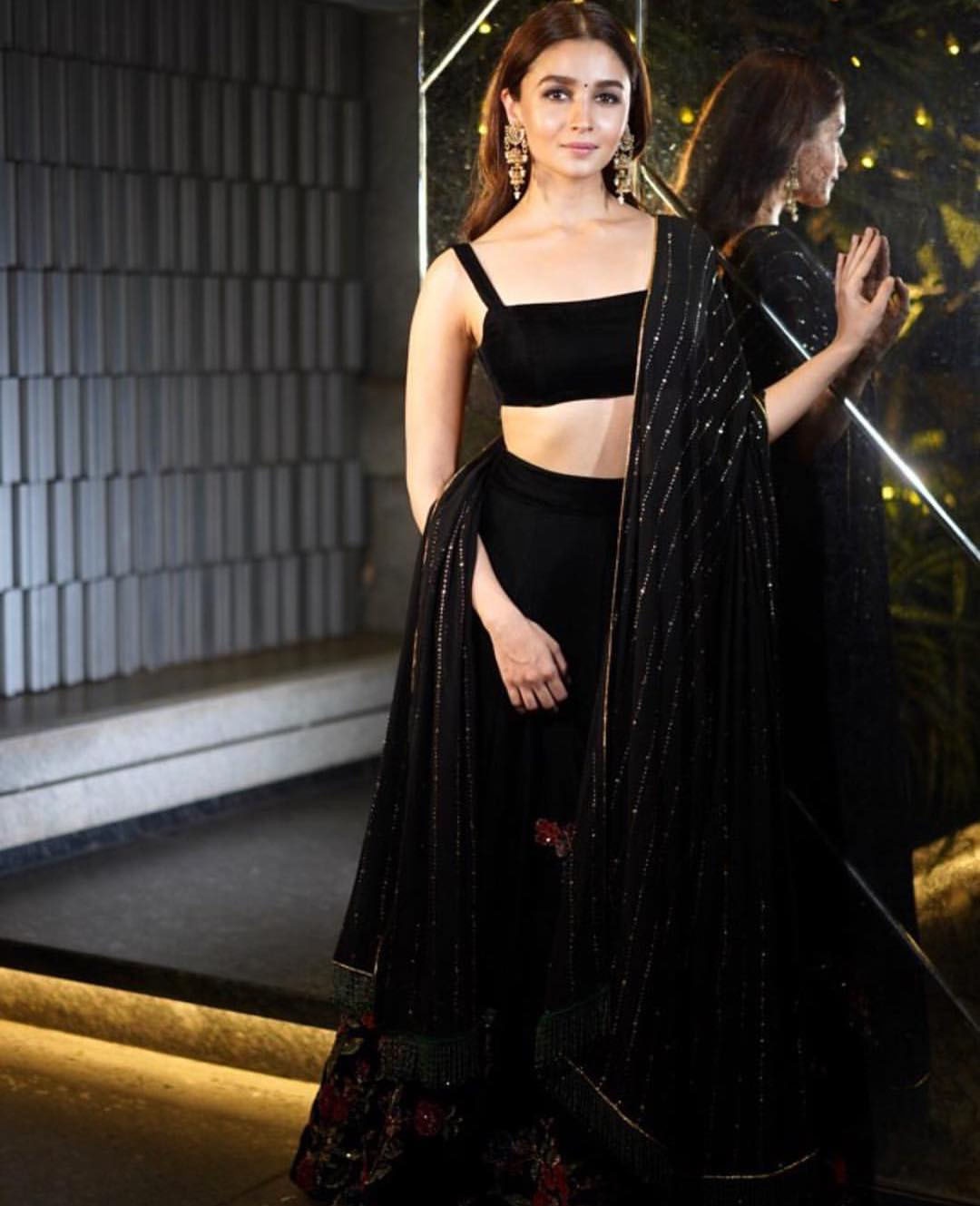 عالیہ بھٹ نے بھی سیاہ رنگ کے جوڑے کا انتخاب کیا &mdash;فوٹو/ انسٹاگرام