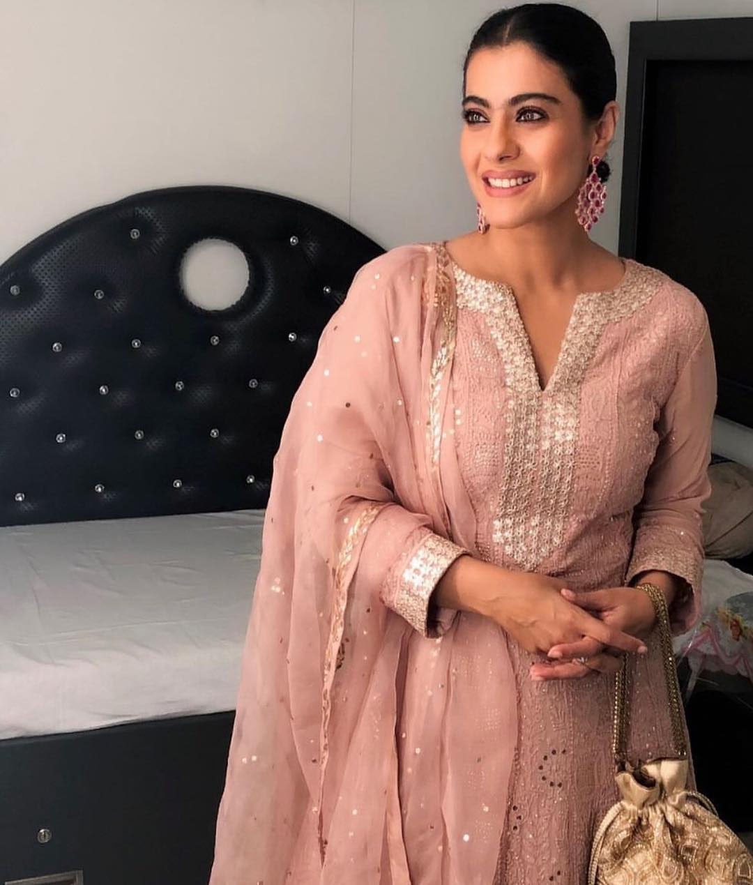 شاہ رخ خان کی قریبی دوست کاجول گلابی انارکلی فراک میں تقریب کا حصہ بنیں &mdash;فوٹو/ انسٹاگرام