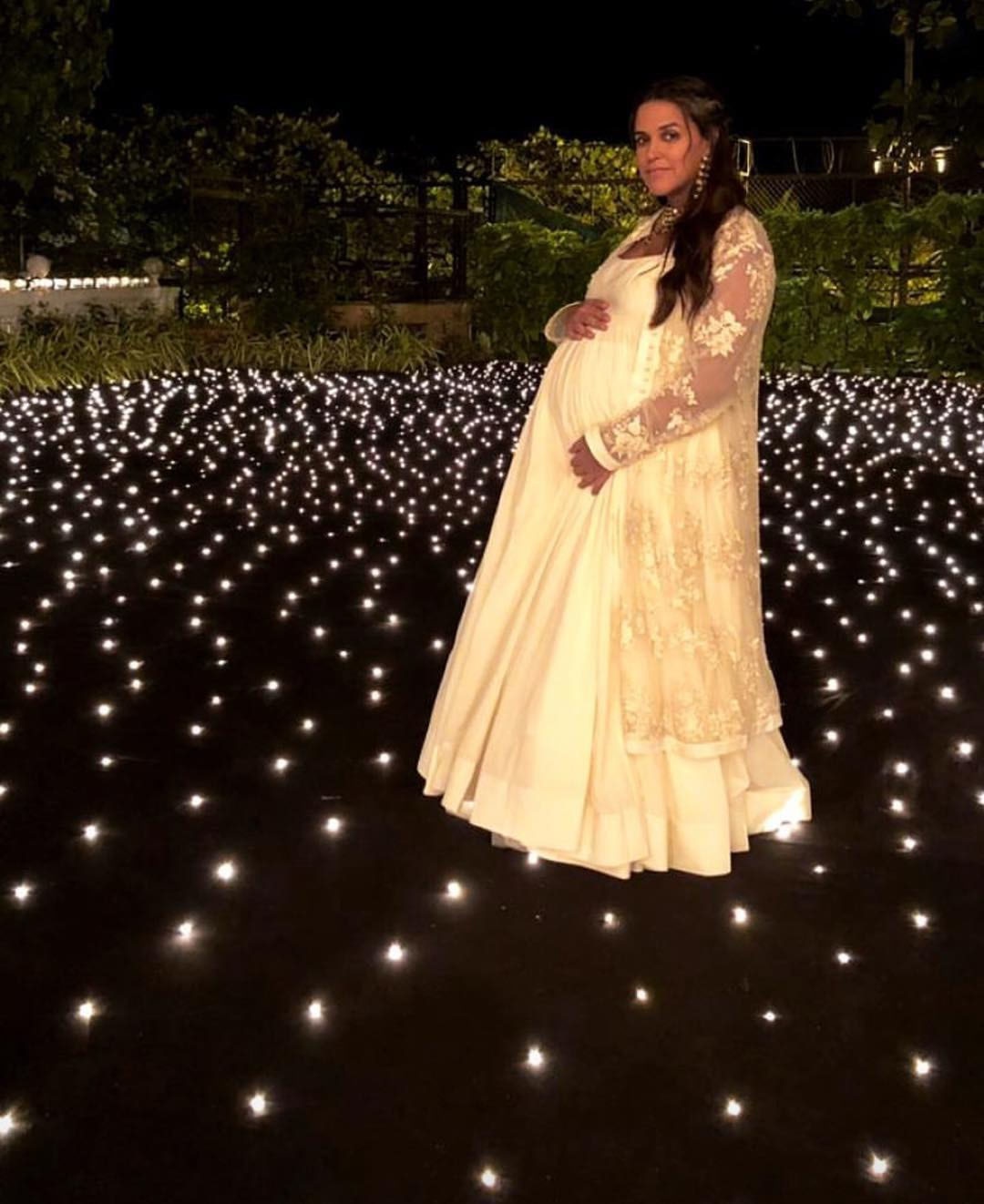 جلد ماں بننے والی اداکارہ نیہا ڈوپیا نے شاہ رخ خان کے گھر میں فوٹو شوٹ کروایا &mdash;فوٹو/ انسٹاگرام