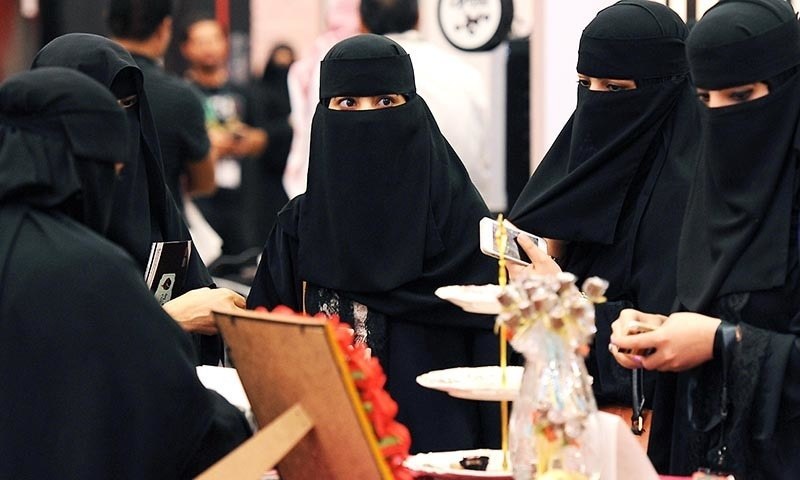 سعودی عرب میں خواتین کے لباس سے متعلق سخت قوانین نافذ ہیں &mdash; فائل فوٹو