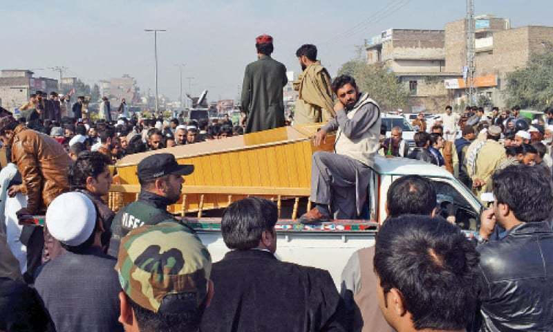 اہل خانہ فدا محمد کی لاش کے ساتھ احتجاج کررہے ہیں &mdash; فوٹو: وائٹ اسٹار