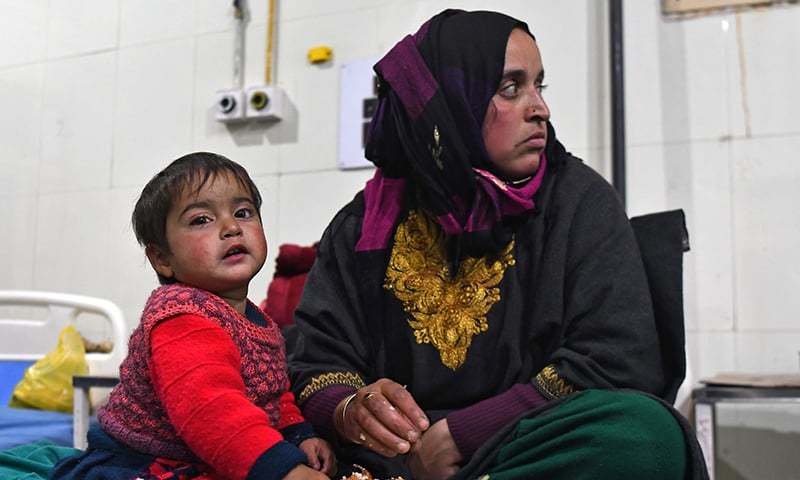 This picture taken on November 28 shows 20-month-old Hiba Jan with her mother Marsala on a hospital bed in Srinagar after a metal pellet fired by government forces was lodged in the toddler's eye. ─ AFP/File