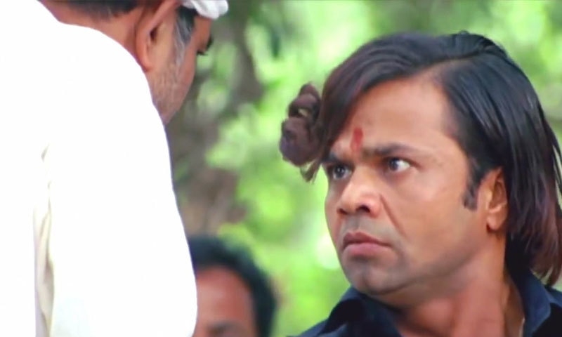 فلموں میں وہ لوگوں کو بے وقوف بناتے اور ان سے بے وقوف بنتے نظر آتے ہیں&mdash;اسکرین شاٹ