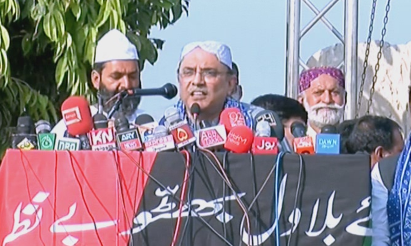 سابق صدر نے وزیراعظم عمران خان کو کہا کہ انہیں سیاست کی بات سمجھ نہیں آتی، فوٹو: ڈان نیوز