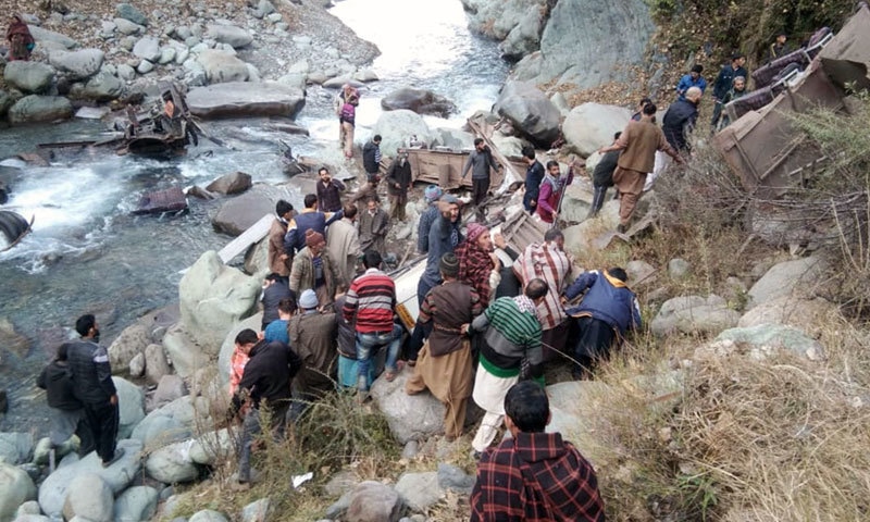 بس کے ملبے کے گرد لوگ جمع ہیں &mdash; فوٹو: اے ایف پی