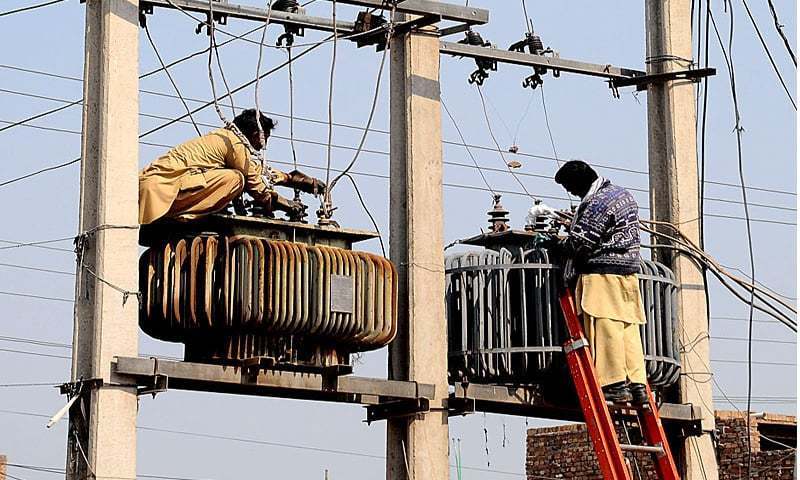 پاکستان میں بجلی کی کم پیداوار کے باوجود بجلی کے ایسے کارخانوں کو اربوں روپے کی ادائیگی کرنی پڑ رہی ہے جن سے بجلی خریدی بھی نہیں گئی ہے—فائل فوٹو