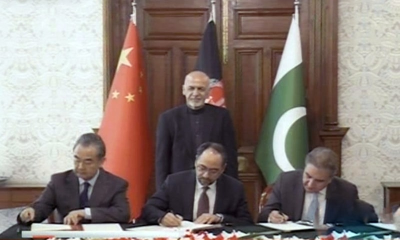 Chinese FM Wang Yi (L), Afghan FM Salahuddin Rabbani (C) and FM Shah Mehmood Qureshi (R) sign an MoU for cooperation over curbing terrorism, as Afghan President Ashraf Ghani looks on, after a meeting of the trilateral ministerial dialogue in Kabul. — DawnNewsTV