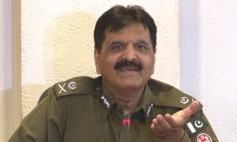 IGP Punjab Amjad Javed Saleemi has given senior officers two weeks to learn how to use 17 IT software programs to improve service delivery.