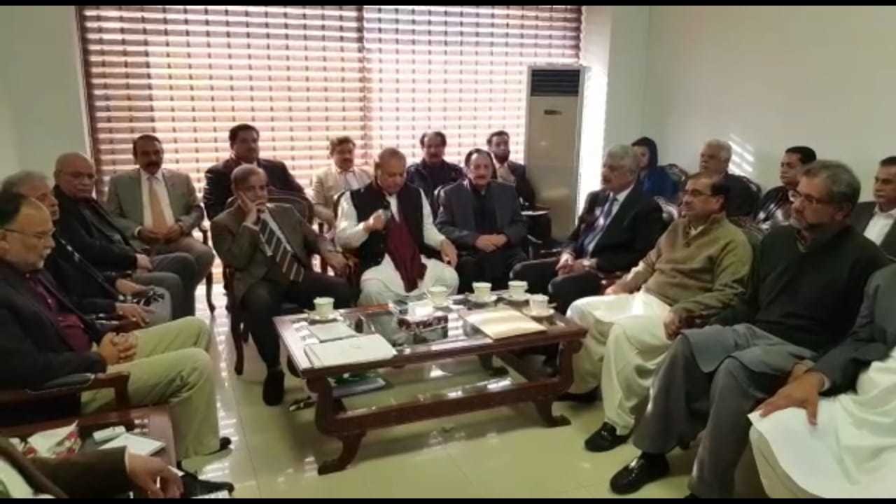 نواز شریف پارٹی کے پارلیمانی رہنمآں سے گفتگو کر رہے ہیں &mdash; فوٹو، فہد چوہدری