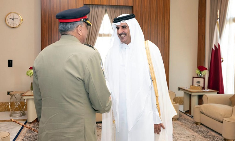 Army Chief Gen Qamar Javed Bajwa is greeted by Qatar's Emir Sheikh Tamim bin Hamad Al-Thani. — Photo: ISPR