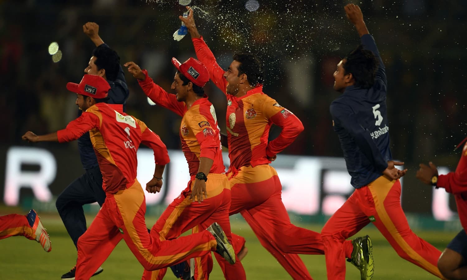 فتح کے بعد اسلام آباد یونائیٹڈ کے کھلاڑی خوشی سے دوڑتے ہوئے — فوٹو: اے ایف پی