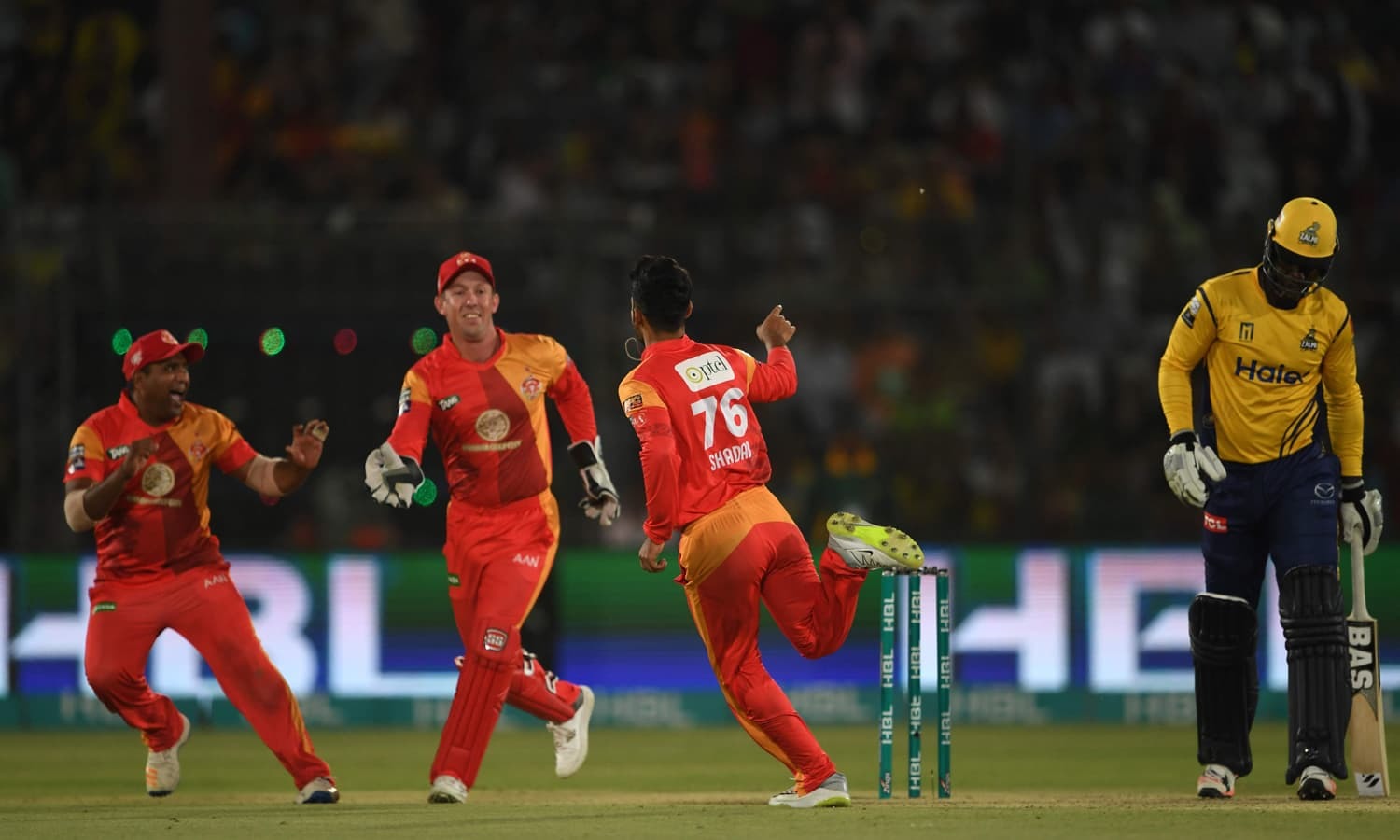 شاداب خان اور دیگر کھلاڑی ڈیرن سیمی کے آؤٹ ہونے کے بعد خوشی مناتے ہوئے — فوٹو: اے ایف پی