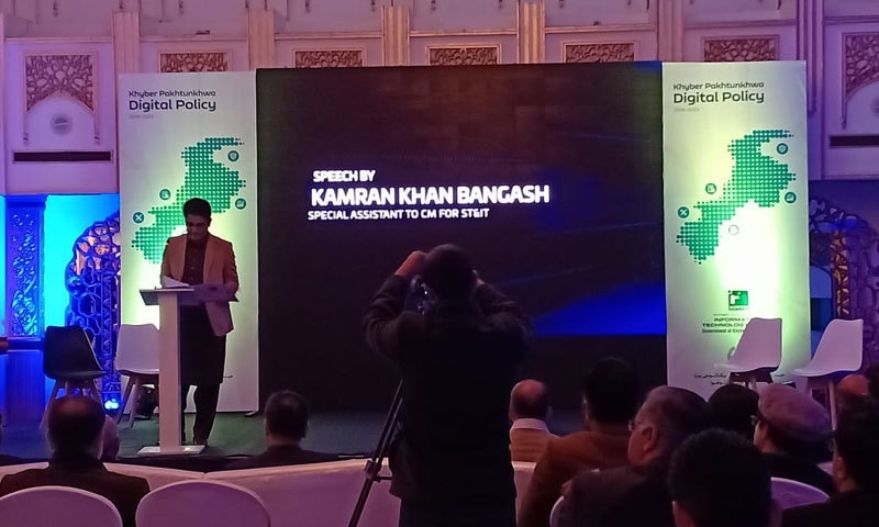 کامران بنگش تقریب سے خطاب کر رہے ہیں &mdash; فوٹو: ٹویٹر