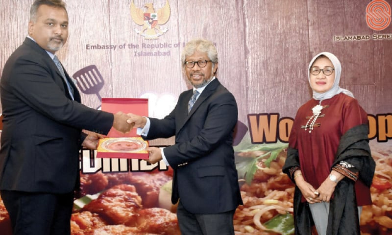 Indonesian ambassador Iwan S. Amri and his wife present a gift to Asif Javed, executive director of Pakistan’s College of Tourism and Hotel Management,
at a culinary workshop in Islamabad.