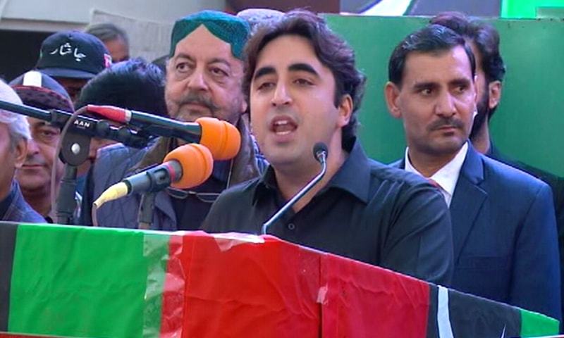 بلاول بھٹو زرداری گڑھی خدا بخش میں جلسے سے خطاب کررہے ہیں  &mdash; فوٹو : ڈان نیوز