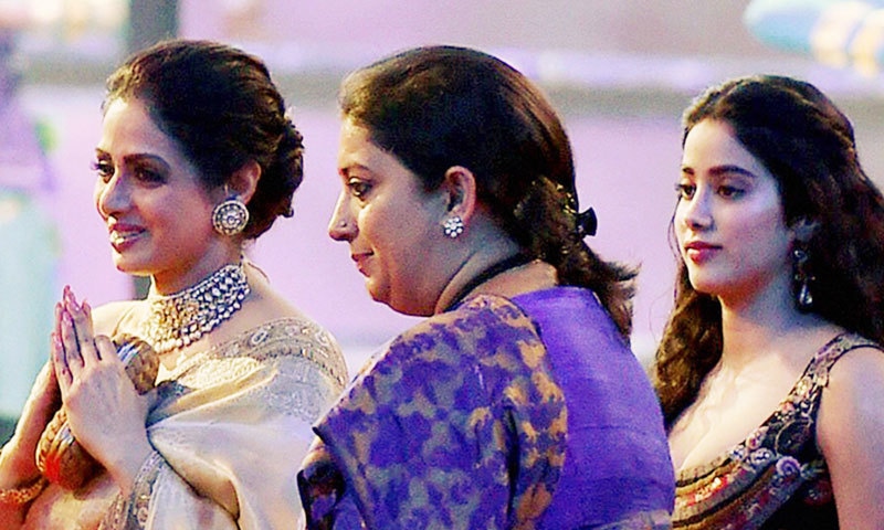 سمرتی ایرانی کے سری دیوی سے بھی اچھے تعلقات تھے&mdash;فوٹو: سری دیوی بلاگ پوسٹ