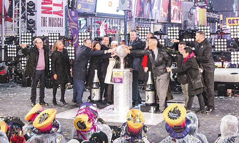 NEW YORK: Journalists from ABC News, NBC News, The Washington Post, Reuters and other outlets join Mayor Bill de Blasio in pushing the button that initiates the New Year’s Eve ball drop in Times Square.—AP