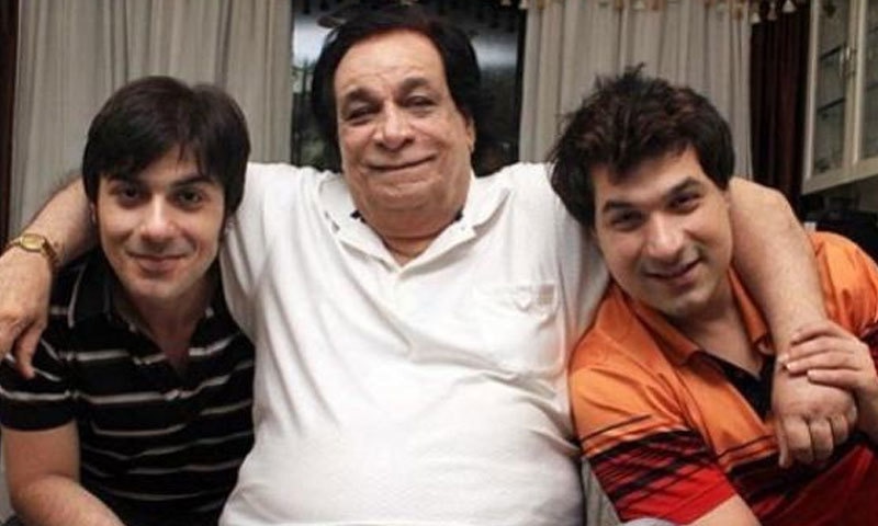 اداکار اپنے بیٹوں کے ساتھ، ان کے تین بیٹے ہیں&mdash;فوٹو: انسٹاگرام