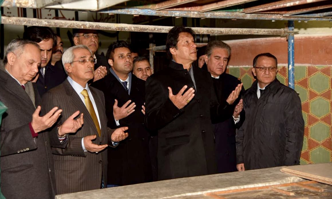 PM Imran Khan and his delegation visited the mausoleum of great Sufi saint Maulana Jalaluddin Rumi. The premier laid floral wreath on Rumi’s grave and offered fateha. —PID