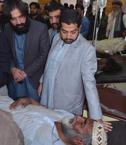 QUETTA: Balochistan Home Minister Mir Zia Langove enquires after the health of a man who was injured in a bomb blast on Sunday.—Online QUETTA: Balochistan Home Minister Mir Zia Langove enquires after the health of a man who was injured in a bomb blast on Sunday.—Online