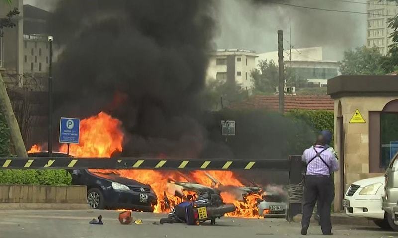 حملے کے بعد ہوٹل کے باہر ایک گاڑی میں آگ لگی ہوئی ہے&mdash; فوٹو: اے ایف پی
