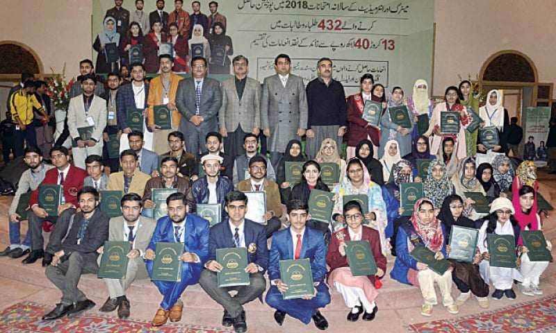 Provincial Minister for Higher Education Yasir Humayun Sarfraz with position holder students at
Aiwan-i-Iqbal. — Online Provincial Minister for Higher Education Yasir Humayun Sarfraz with position holder students at
Aiwan-i-Iqbal. — Online
