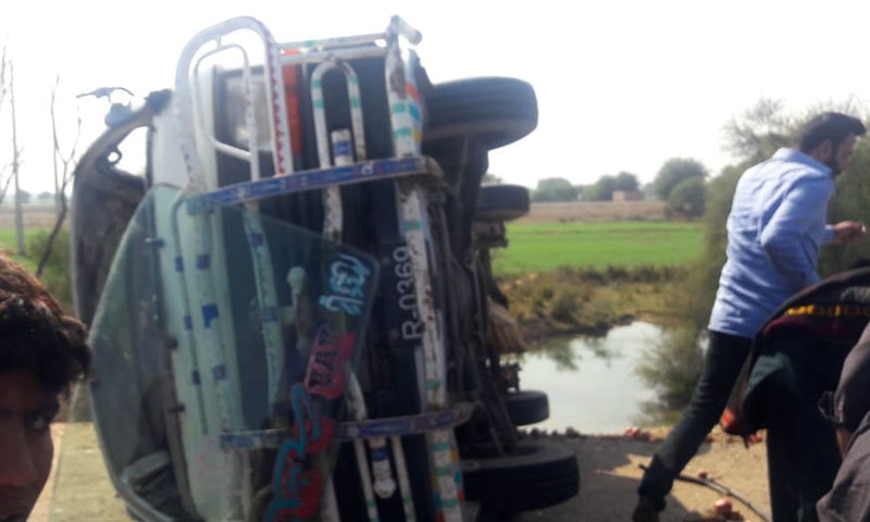 حادثے کا شکار ہونے والی مسافر وین سیہون سے جامشورو جارہی تھی &mdash; فوٹو: قربان خشک