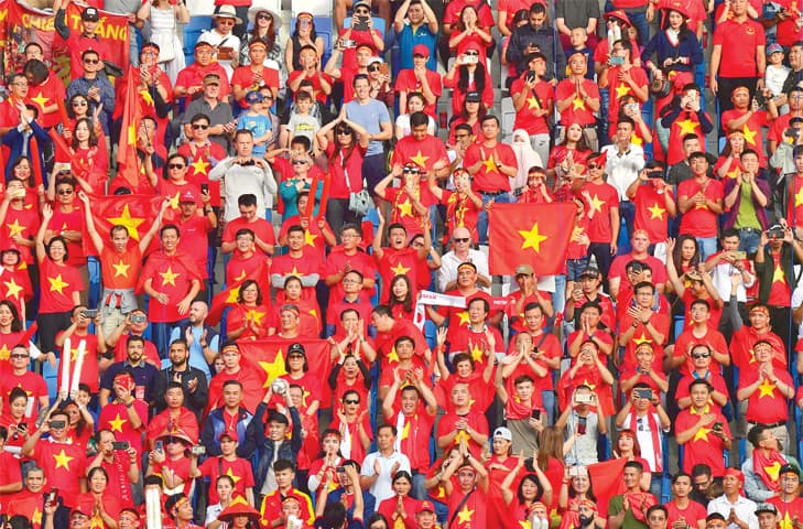 DUBAI: Vietnam supporters cheer during the Asian Cup quarter-final against Japan at the Al-Maktoum Stadium.—AFP