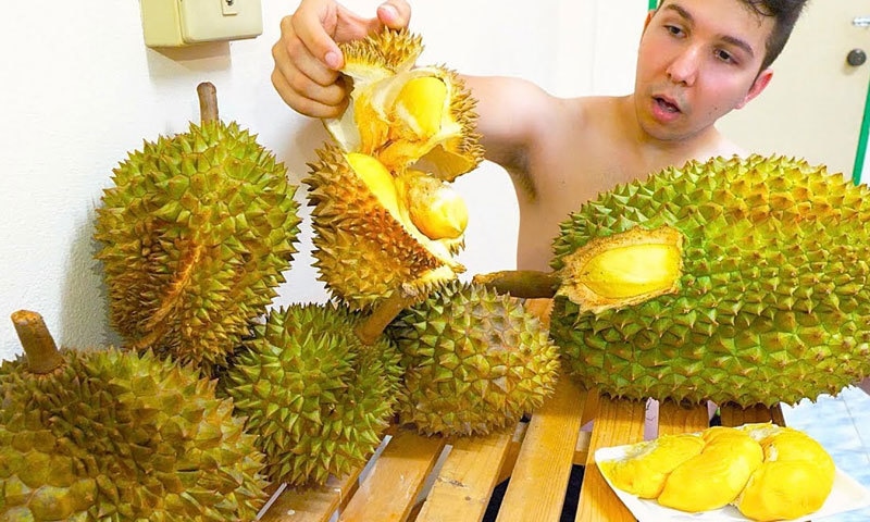 Durian نامی پھل کی اتنی قیمت نہیں ہوتی، تاہم اس کی 2 نسلوں سے تیار کی گئی نئی نسل کے پھل کی قیمت زیادہ ہے&mdash;اسکرین شاٹ/یوٹیوب