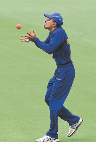 CANBERRA: Sri Lanka&rsquo;s Vishwa Fernando attempts to catch the ball during a practice session at the Manuka Oval on Wednesday.&mdash;AFP