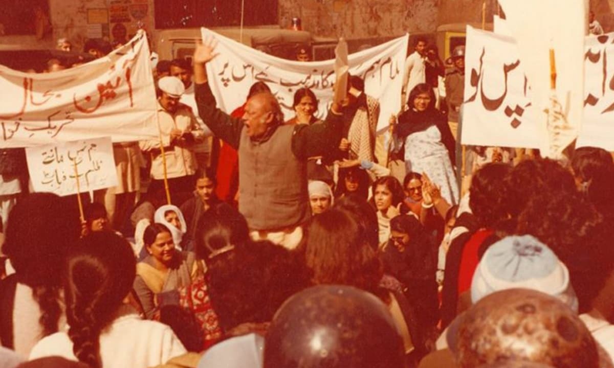 Habib Jalib reciting a poem at a protest in Lahore, February 12, 1983 | Credit: Twitter/Maimoona Shirazi