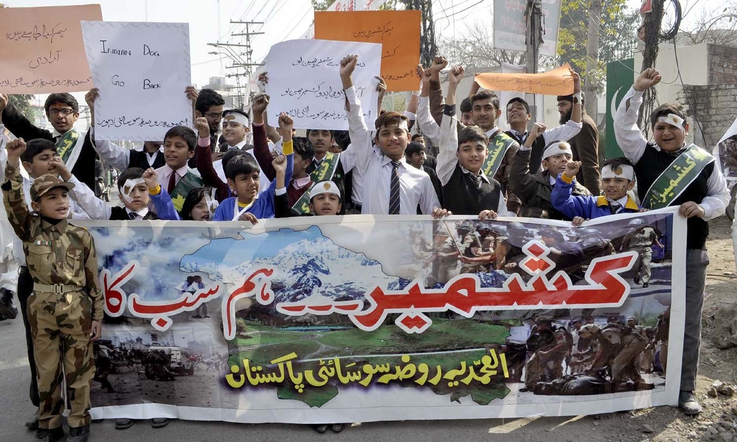 مقبوضہ کشمیر کے عوام کئی لاکھ بھارتی فوجیوں سے لڑ رہے ہیں تاکہ وہ بین الاقوامی سطح پر اپنے حقِ خود ارادیت کو حاصل کرسکیں — پی پی آئی فوٹو