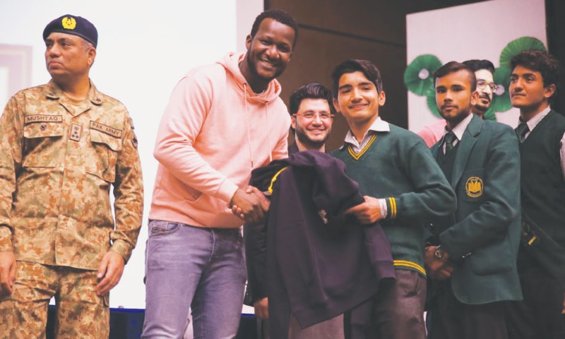 PESHAWAR: Peshawar Zalmi captain Darren Sammy greets a student during the ceremony at the Governor House on Tuesday. Franchise chairman Javed Afridi is also seen. PESHAWAR: Peshawar Zalmi captain Darren Sammy greets a student during the ceremony at the Governor House on Tuesday. Franchise chairman Javed Afridi is also seen.