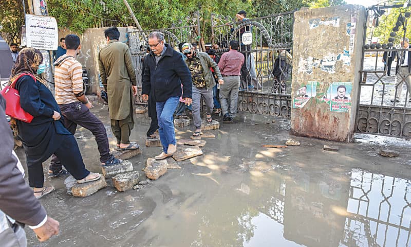 It takes some clever footwork to save one’s footwear from getting soaked in the stinking water. / Photos by Fahim Siddiqi / White Star