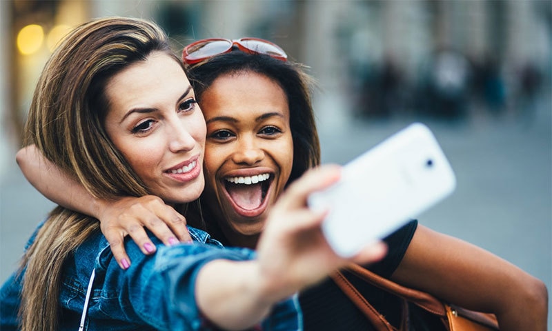 مارکیٹ میں دستیاب کونسے فونز سیلفی کا شوق پورا کرنے کے لیے بہترین ہیں&mdash; شٹر اسٹاک فوٹو