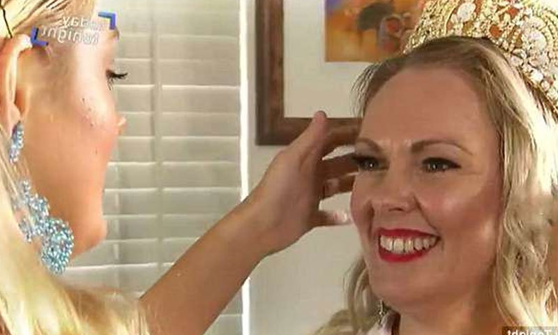 آسٹریلیا کی تاریخ میں پہلی بار ادھیڑ عمر خاتون مقابلہ حسن جیتی ہیں&mdash;فوٹو: ڈیلی میل