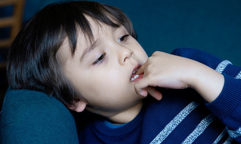 آئیے ہم آپ کو چند مشورے دیتے ہیں جن کی مدد سے آپ کے بچوں کی یہ عادت ختم ہوسکتی ہے۔&mdash;تصویر شٹر اسٹاک