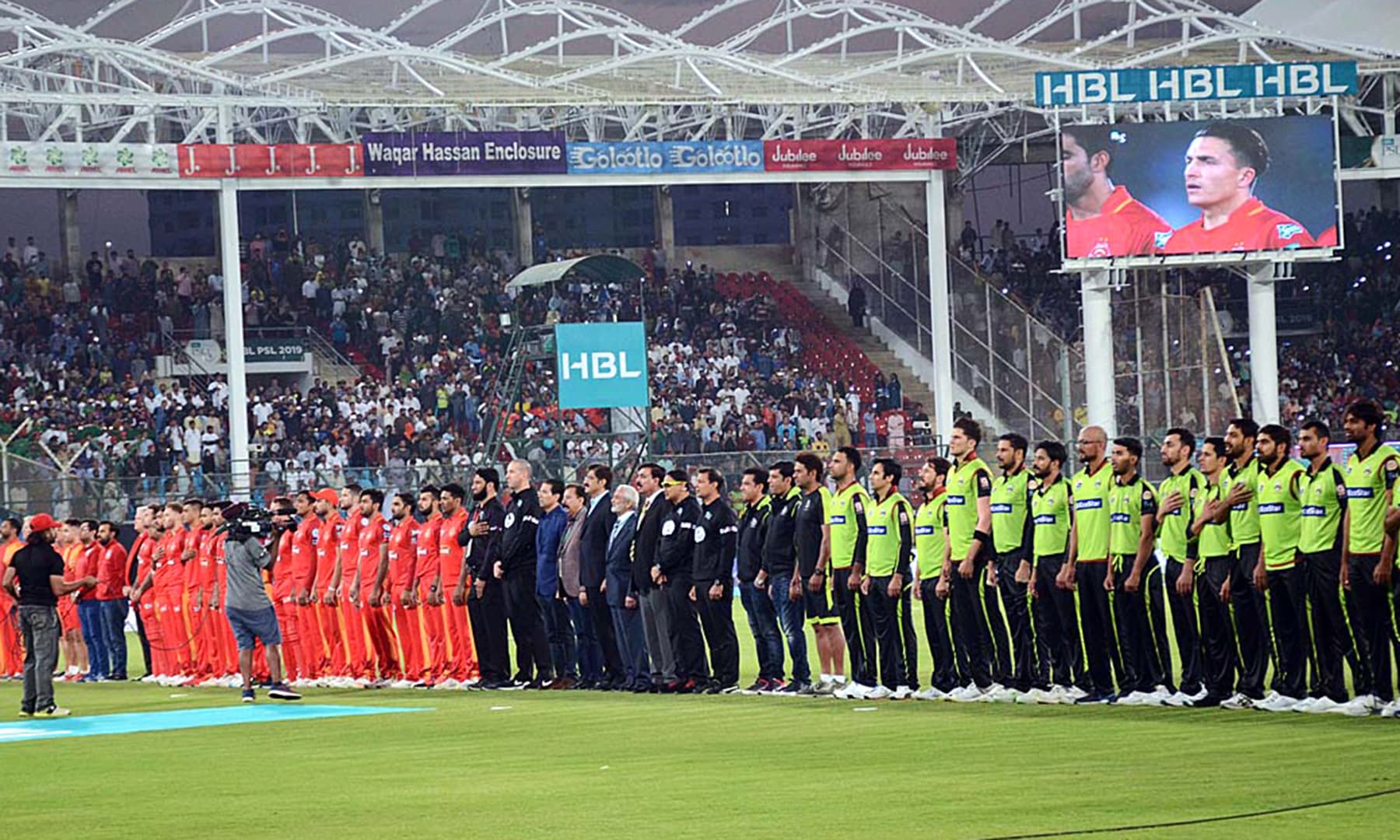 Sindh Chief Minister Syed Murad Ali Shah along with PCB Chairman Ehsan Mani and officials and players of Lahore Qalandars and Islamabad United teams standing as the National Anthem is played before the  start of  the match. — APP